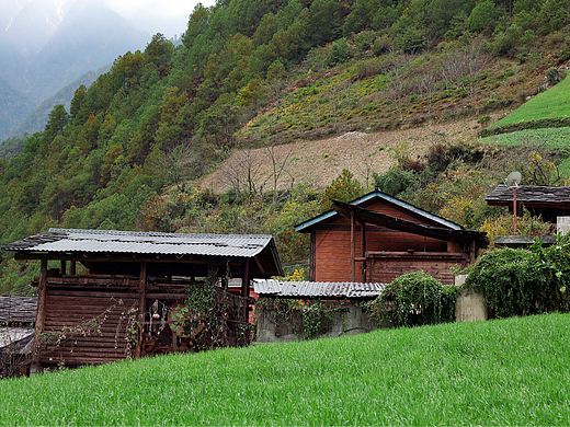 独龙江，雾里村，龙云村，村庄，溪水