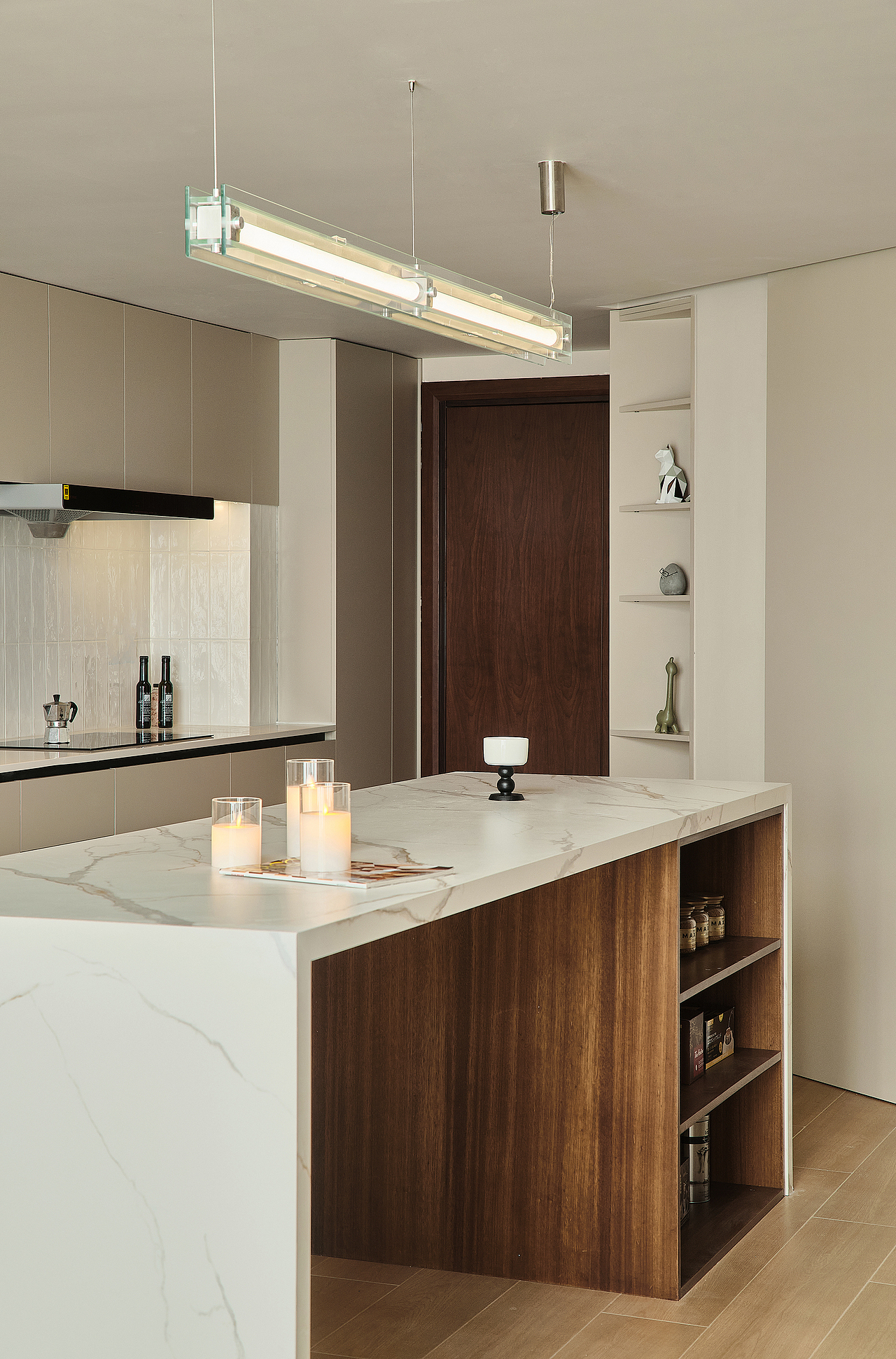 一楼的卫生间做了斜面的处理,,外部做的吊轨移门,尽可能的节省空间给公共空间。