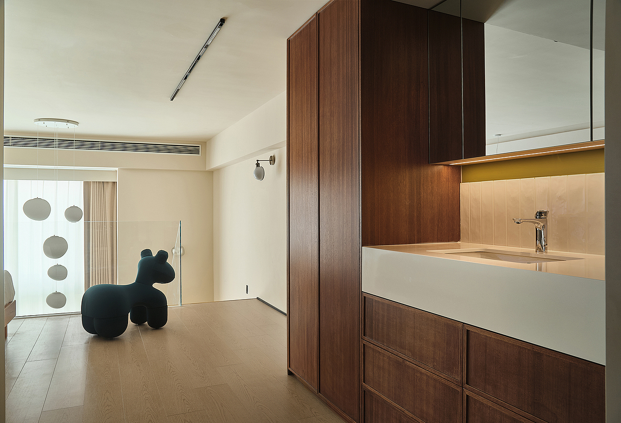 二楼有睡眠区,洗浴区和收纳区,干区和更衣柜做了结合,方便操作使用。