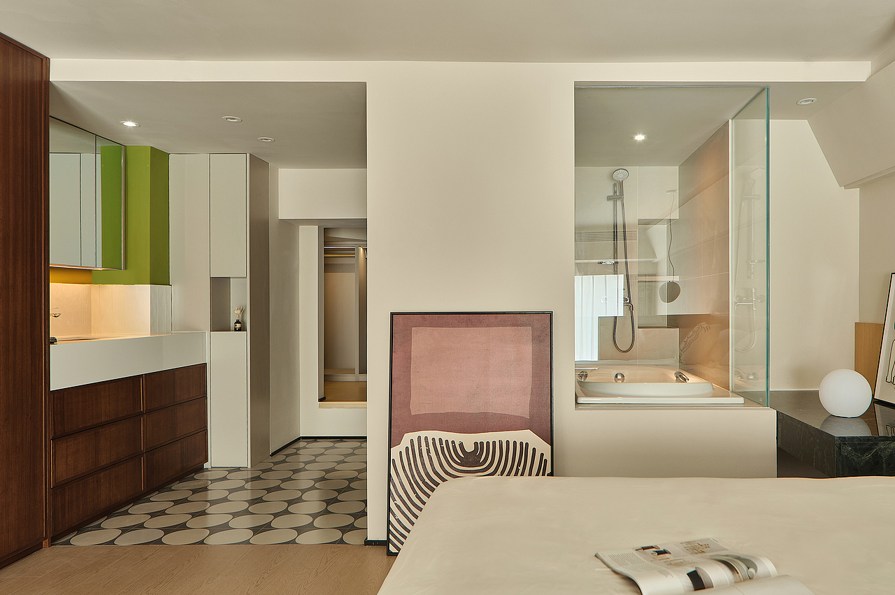 卫生间是暗卫,将浴缸部分设计成玻璃的形式,空间看起来更加通透也能增加浴室的采光。二楼内部空间是整体的衣帽间,虽然层高比较矮,但是整体的收纳功能还是非常强大的。