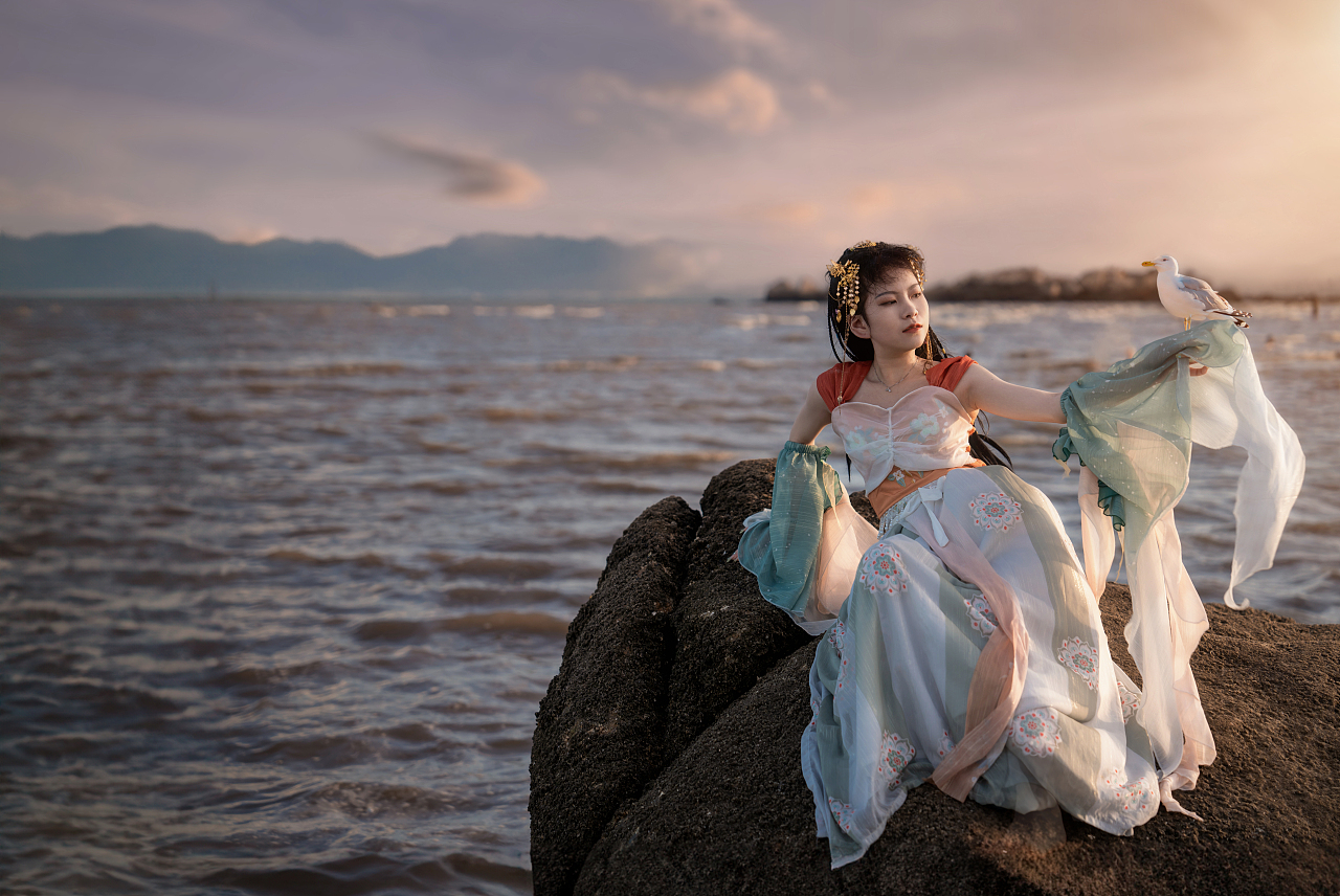 古风摄影丨《黄昏下的古风倩影：时光与美的邂逅》（图ZMzgzNjM1NDM2） - 人像摄影 - 站酷设计师莱叔叔原创素材 - 站酷ZCOOL