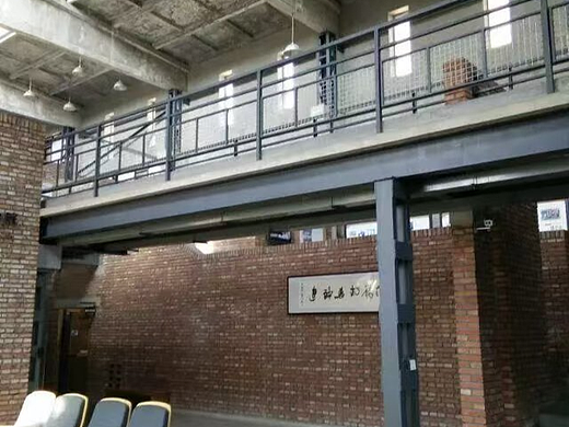 工业风空间：红砖与钢架的艺术碰撞