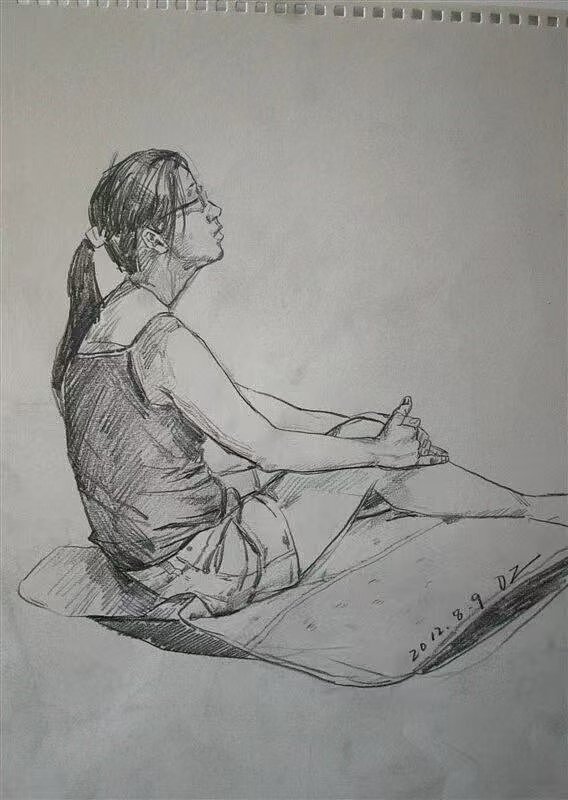 黑白线条的魅力:静坐女子的素描时光