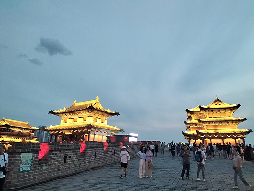 城墙灯火