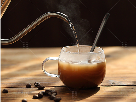 温软的晨光里的一杯速溶咖啡