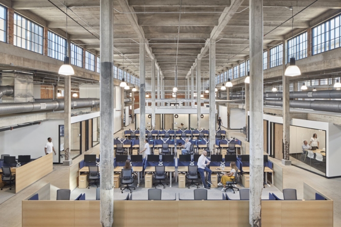 原始砖和混凝土的自然元素在办公楼空间中得到了诚实的展示