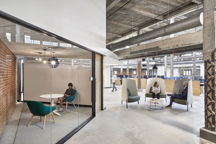 原始砖和混凝土的自然元素在办公楼空间中得到了诚实的展示