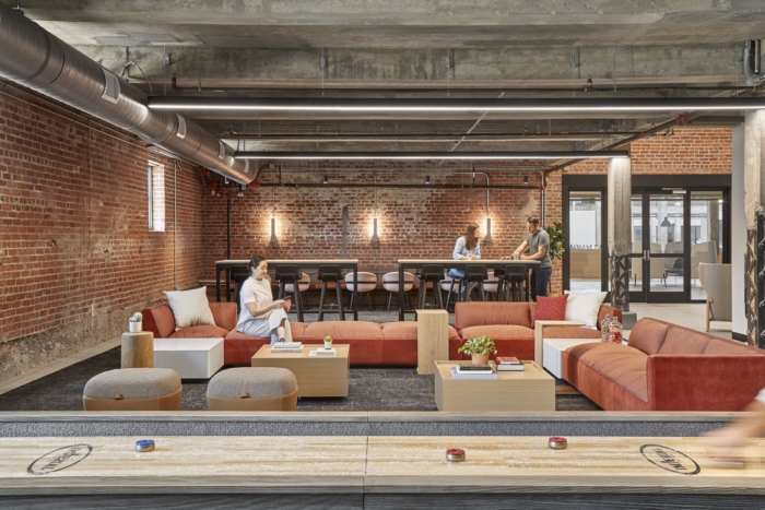 原始砖和混凝土的自然元素在办公楼空间中得到了诚实的展示
