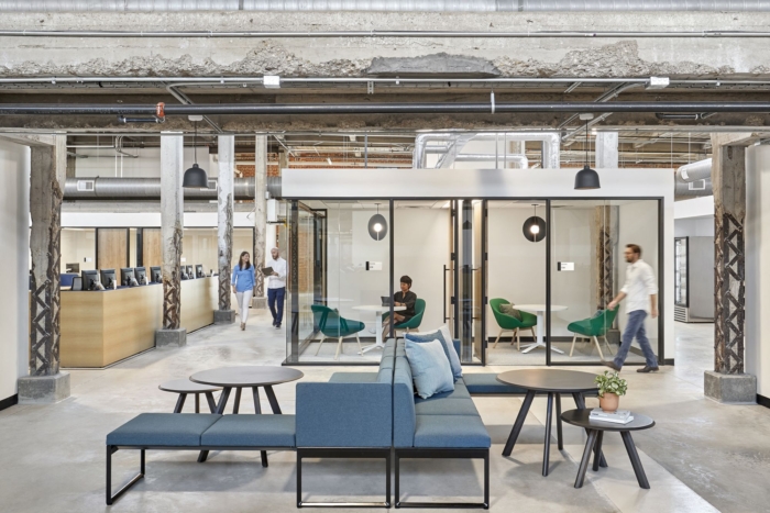 原始砖和混凝土的自然元素在办公楼空间中得到了诚实的展示
