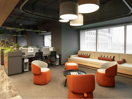 鲜艳的橙色流行元素是空间充满活力的脉动 激发了创造力和专注力