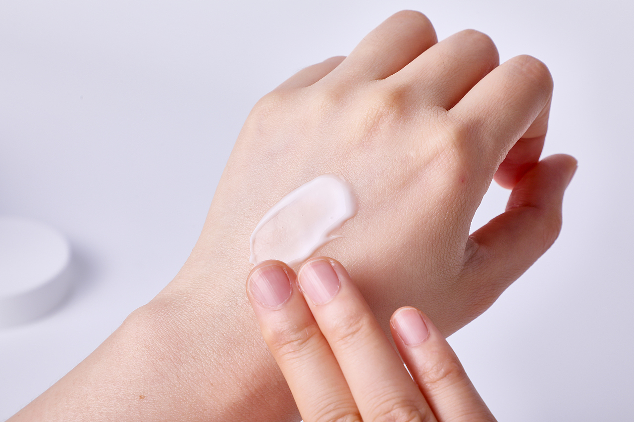 蓝色医美风面霜+眼霜产品展示+使用实拍（图ZMzg0MzM2MDQ4） - 产品摄影 - 站酷设计师liyan120282623原创素材 - 站酷ZCOOL