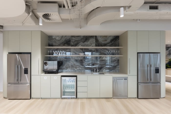 以蓝色的点缀在简约的设计中脱颖而出 强调轻盈明亮的美感