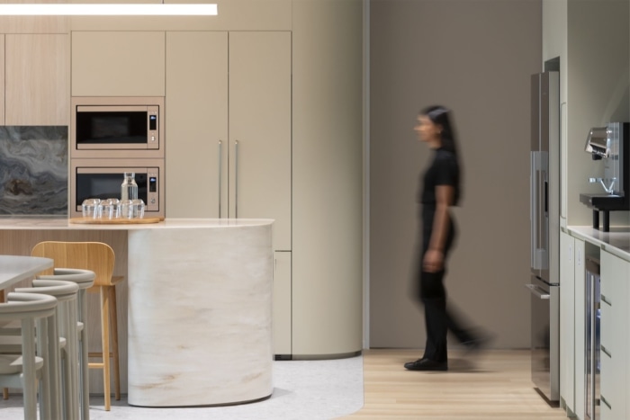 以蓝色的点缀在简约的设计中脱颖而出 强调轻盈明亮的美感