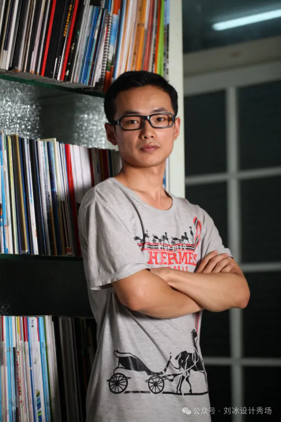 当年在广告公司同事拍的照片，拍的很帅气一直收藏到现在，哈哈~