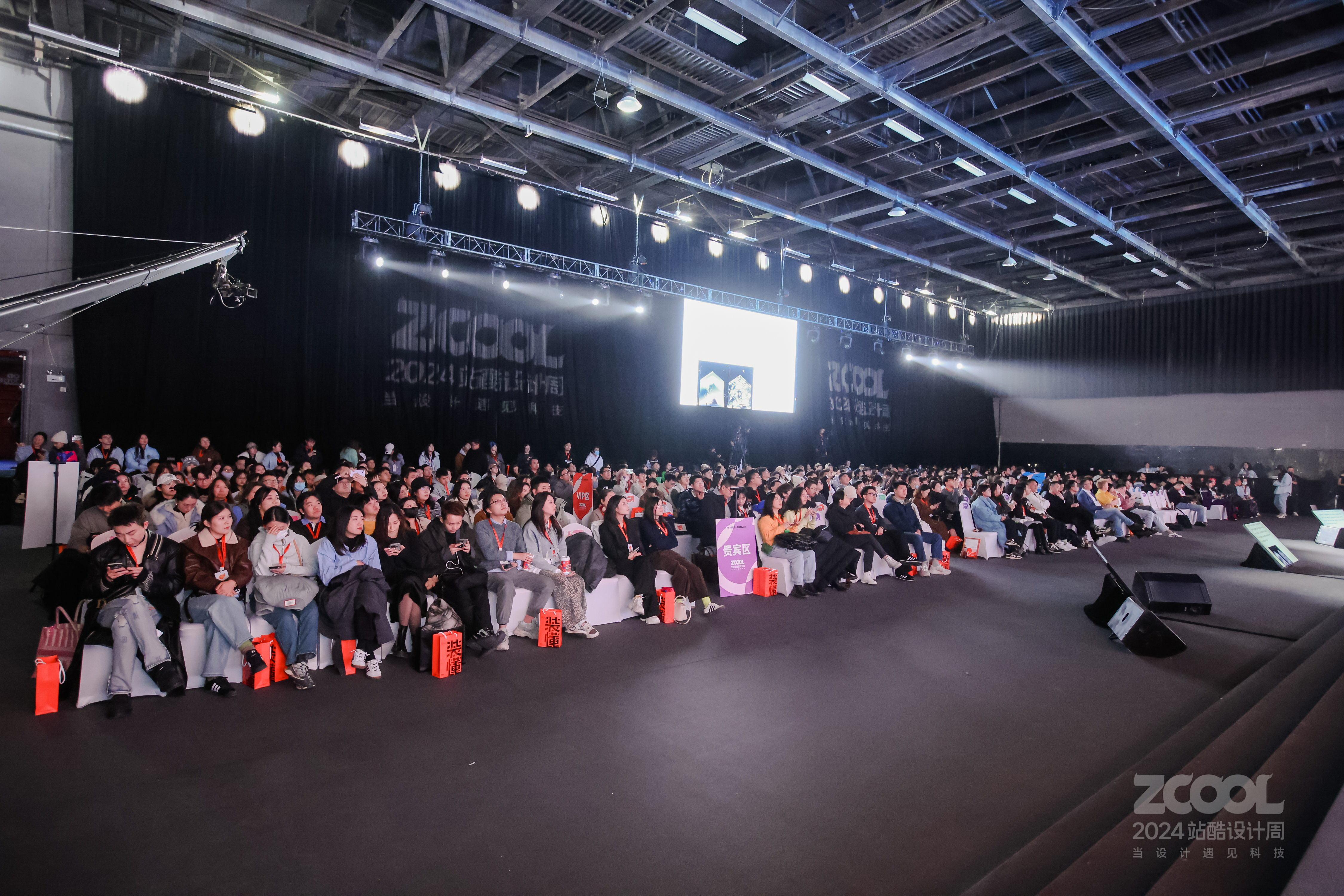 野菩萨洞察AI与人类关系：AI执笔，人类观察｜2024站酷设计周回顾（图ZMTUwMjMxNDA=） - 观点 - 站酷设计师站酷设计周原创素材 - 站酷ZCOOL