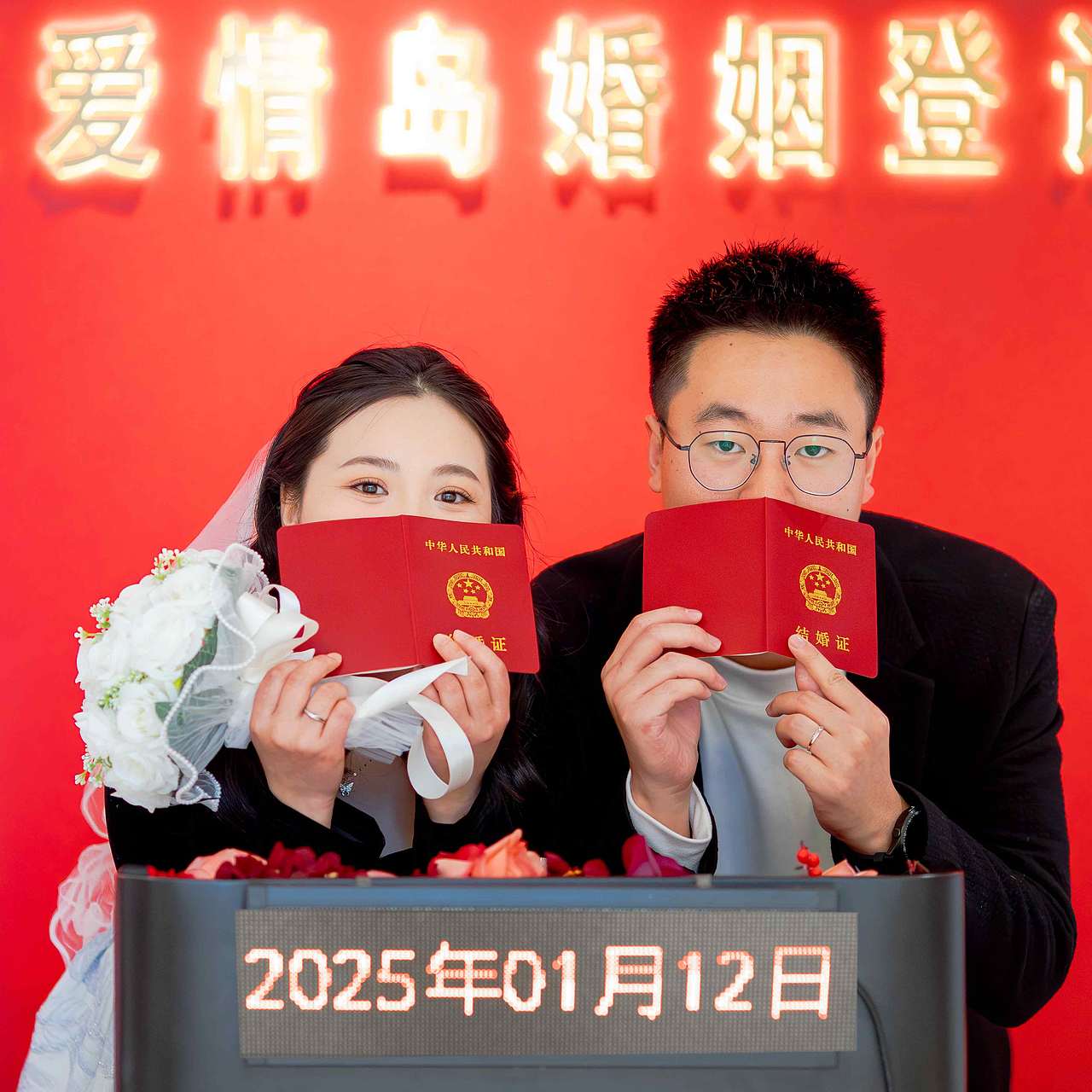 爱情岛领证跟拍（图ZMzg0OTA2Mjk2） - 人像摄影 - 站酷设计师爱摄影的小波原创素材 - 站酷ZCOOL