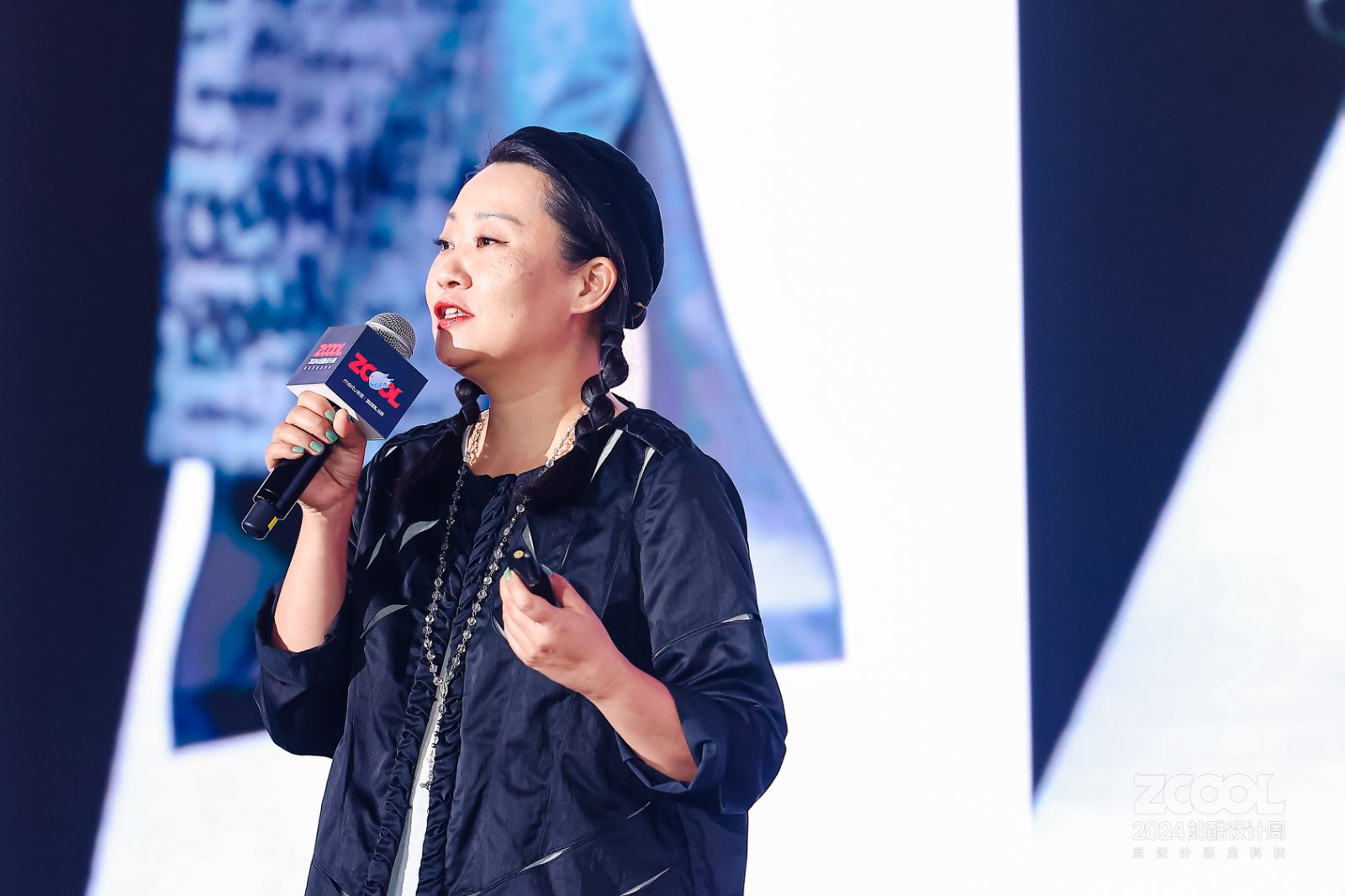 如何把菠萝变成包？可持续时尚第一人张娜案例分享｜2024站酷设计周（图ZMTUwMjMyOTY=） - 观点 - 站酷设计师站酷设计周原创素材 - 站酷ZCOOL