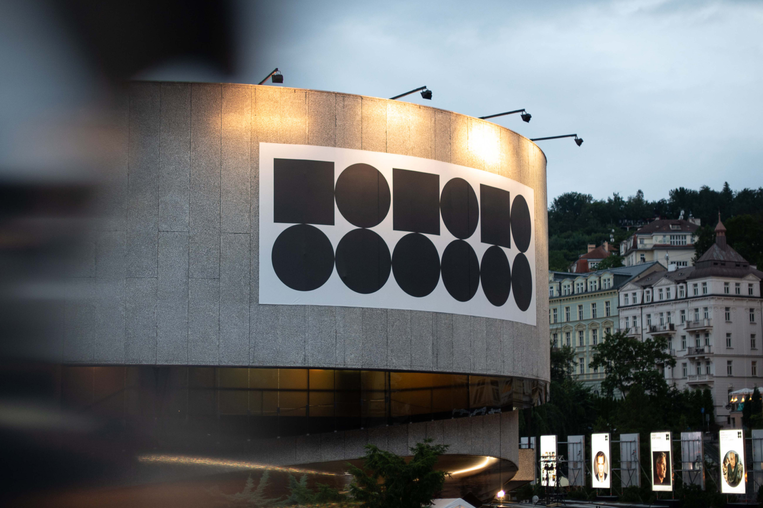 第58届卡罗维发利国际电影节logo｜365天的好设计NO.25（图ZMTUwMjQ2Njg=） - 观点 - 站酷设计师站酷资讯原创素材 - 站酷ZCOOL