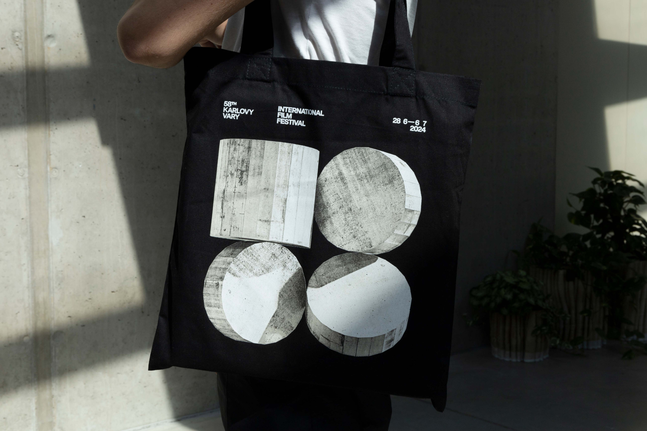 第58届卡罗维发利国际电影节logo｜365天的好设计NO.25（图ZMTUwMjQ3MDQ=） - 观点 - 站酷设计师站酷资讯原创素材 - 站酷ZCOOL