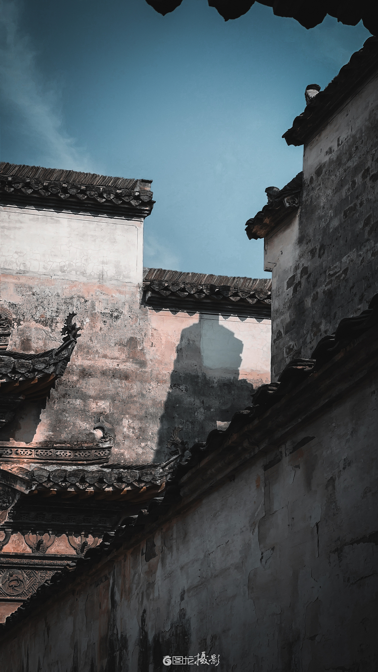 手机摄影笔记｜青瓦白墙下的岁月低语：宏村的故事