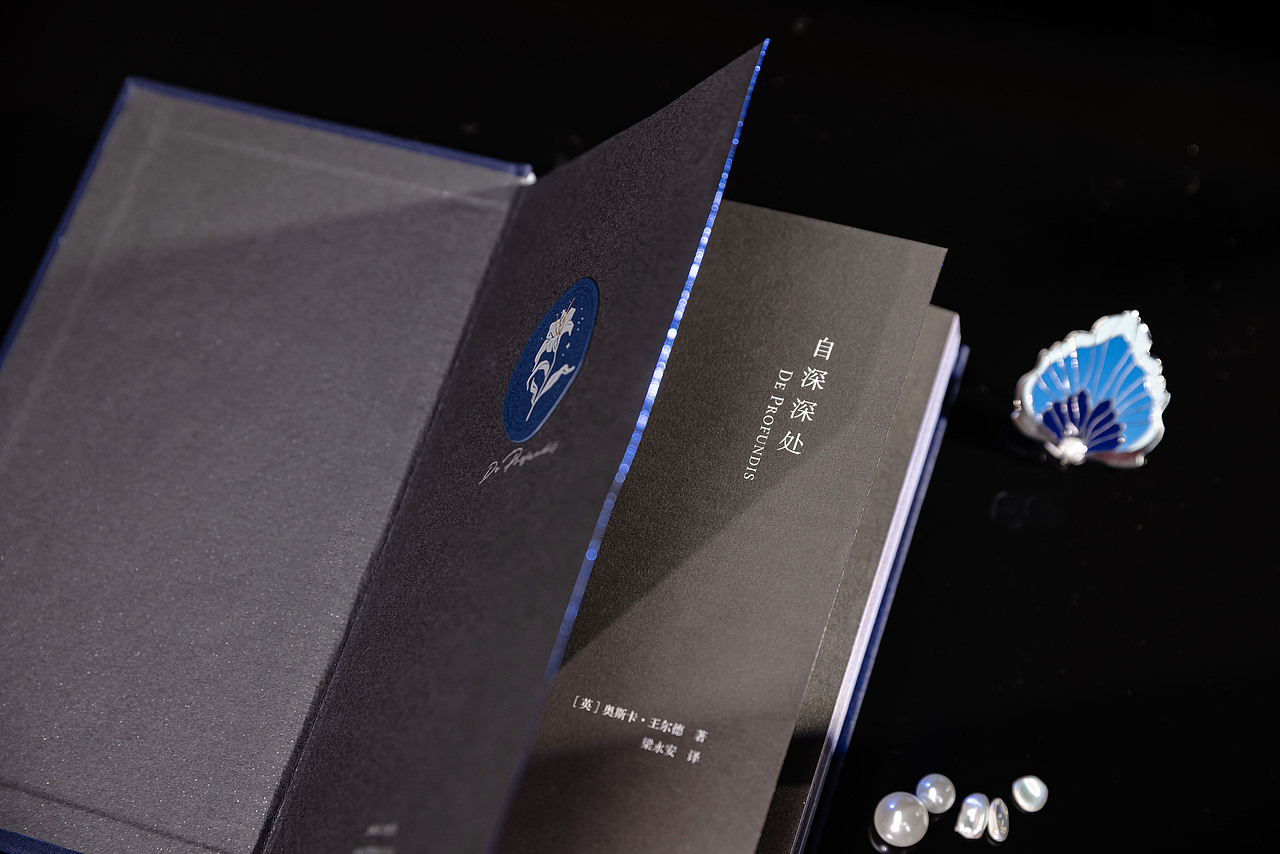 书籍设计 |《自深深处》（图ZMzg1MDQ4MzAw） - 书籍/画册 - 站酷设计师KiraCJ原创素材 - 站酷ZCOOL