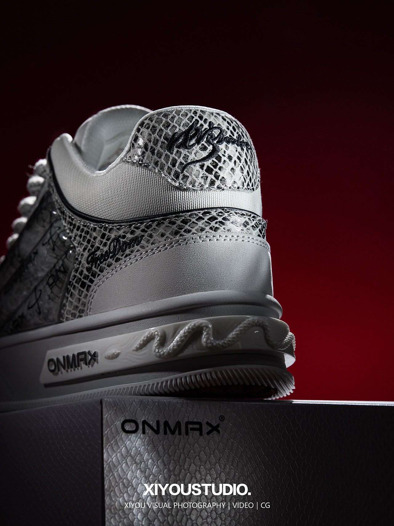 光影之间，蛇年潮鞋的质感与设计完美呈现