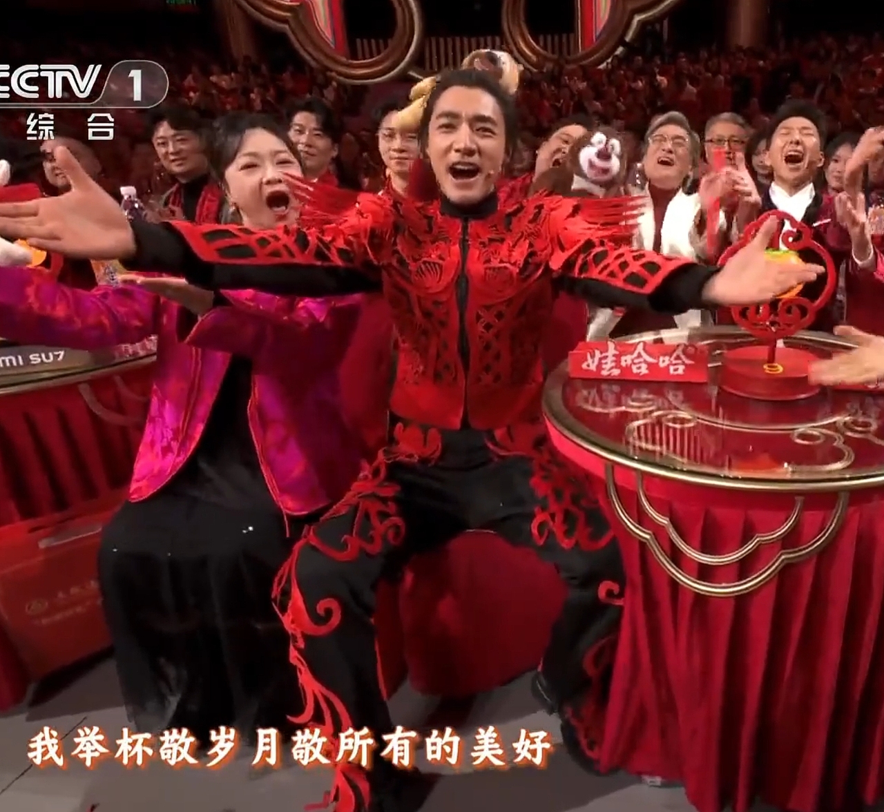 3.《登高》中此沙身穿剪纸服装再次演唱RAP