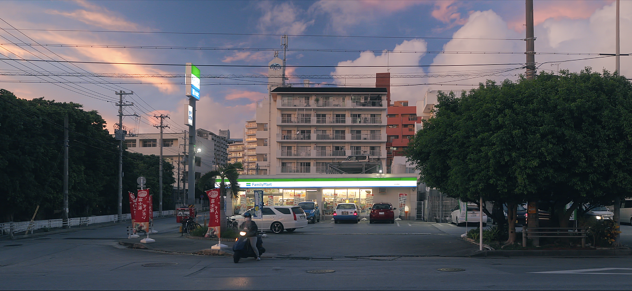 在冲绳海岸边的全家 静帧