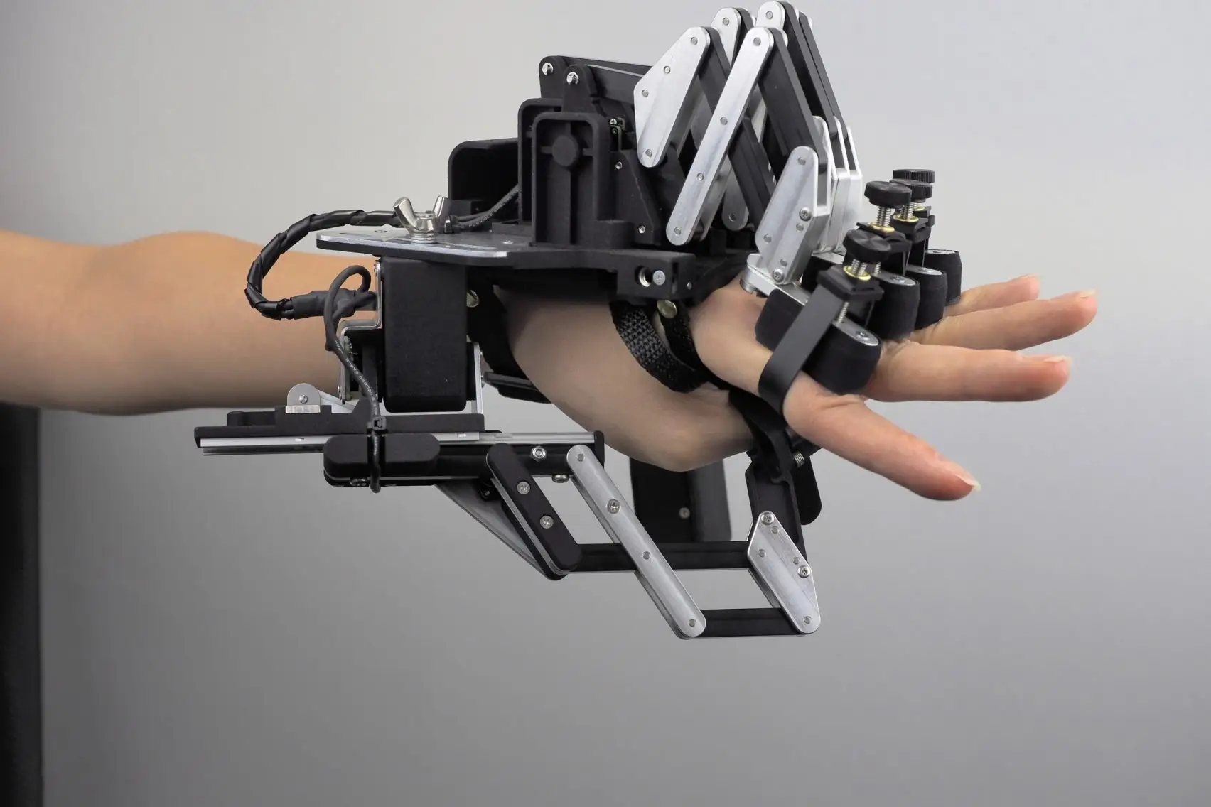 索尼推出机器人外骨骼/苹果推出桌面台灯机器人/阮佳蛇年首更漫画《魔龙冠》