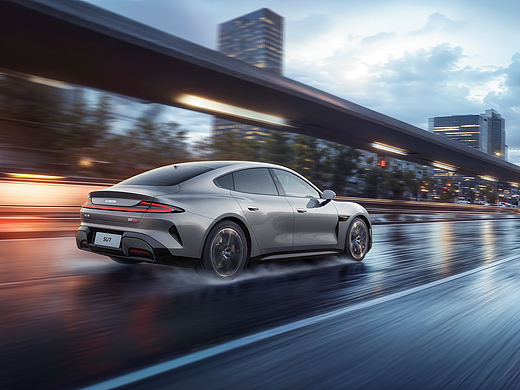 Xiaomi Su7 雨霁都市 驭风而行