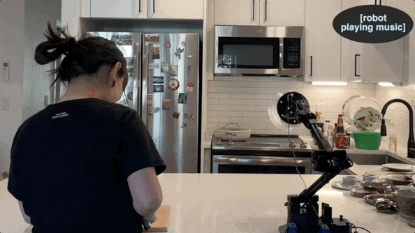 索尼推出机器人外骨骼/苹果推出桌面台灯机器人/阮佳蛇年首更漫画《魔龙冠》