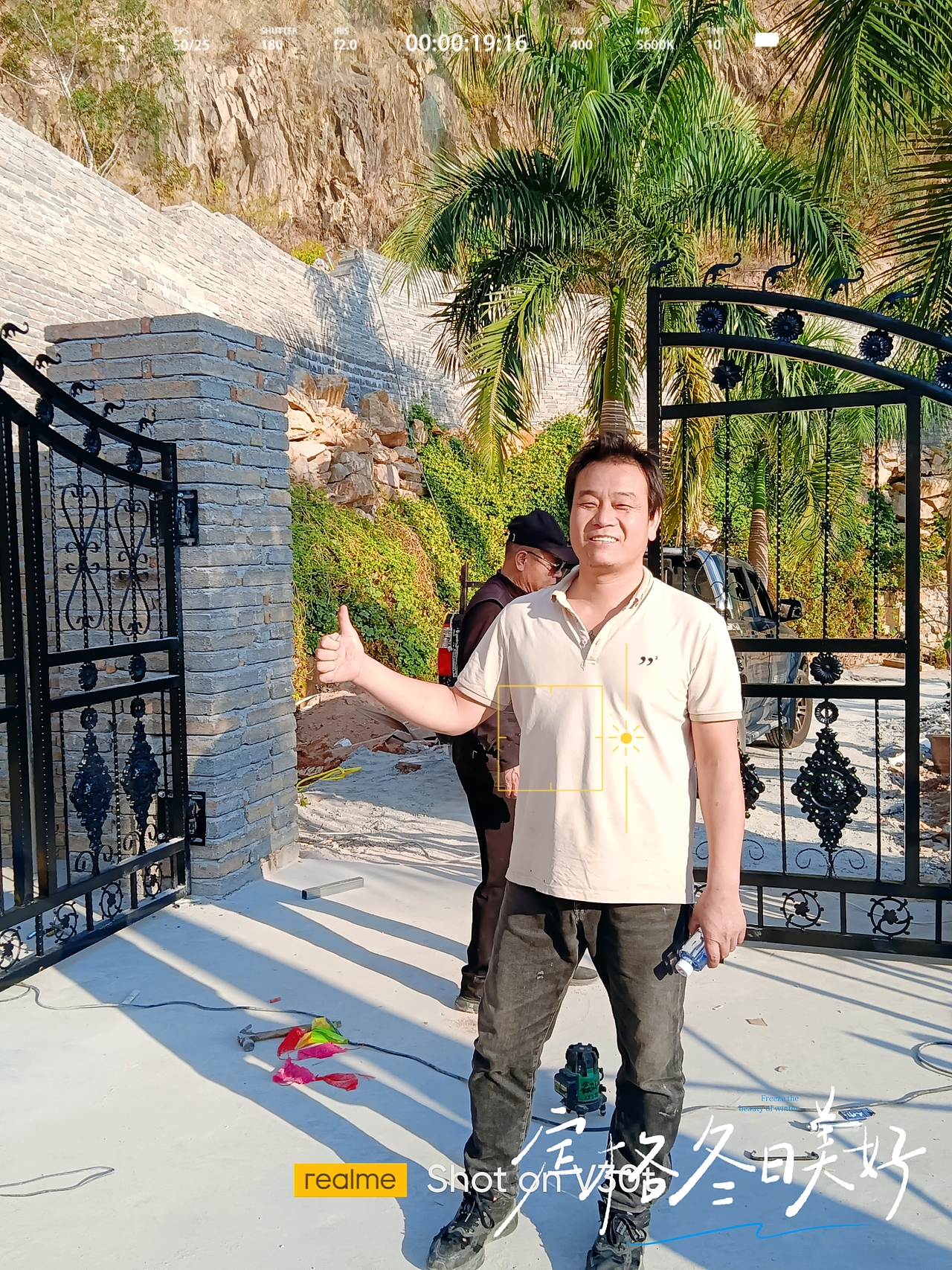 左春城人在厦门,来自安徽省。一位做门的先生。左春城