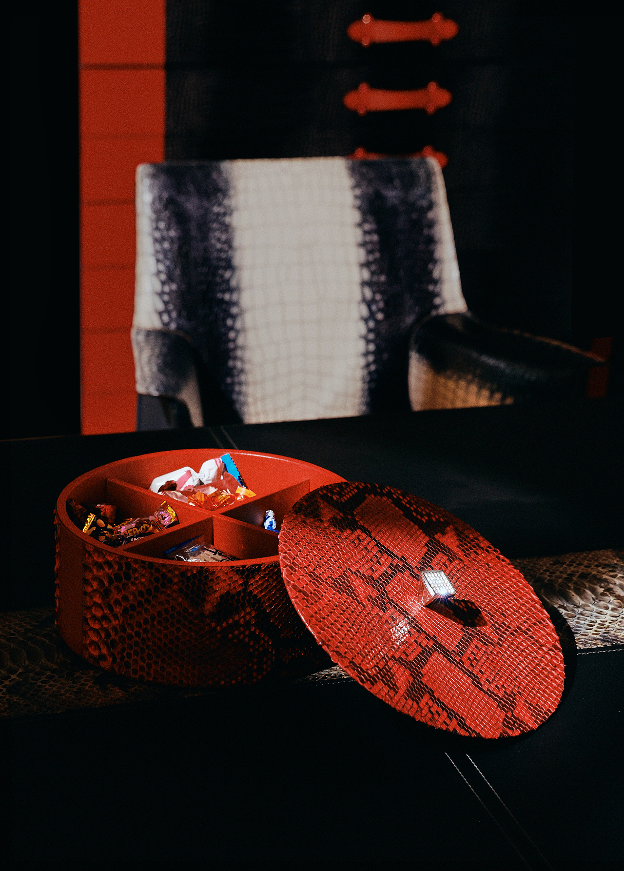 蟒蛇皮糖果盒场景摄影案例分享