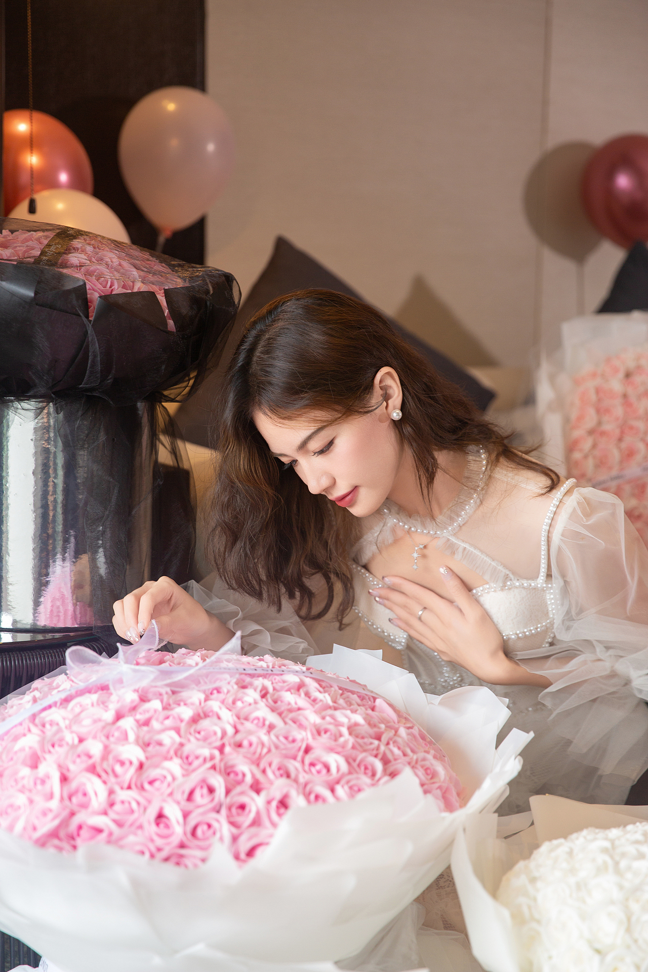 深圳约拍 生日照拍摄 生日花束蛋糕氛围感生日写真（图ZMzg1NDg3OTgw） - 人像摄影 - 站酷设计师深圳女摄LUMIN原创素材 - 站酷ZCOOL