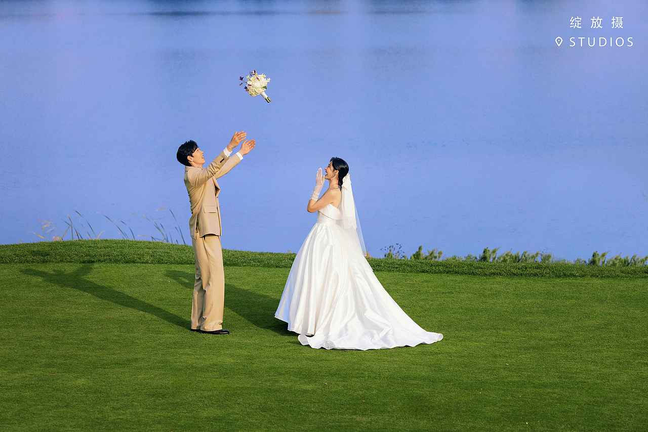 超心动的胶片风草坪婚纱照🍃怎么拍都好看～（图ZMzg1Njk2Mjk2） - 婚礼摄影 - 站酷设计师绽放摄胶片摄影原创素材 - 站酷ZCOOL