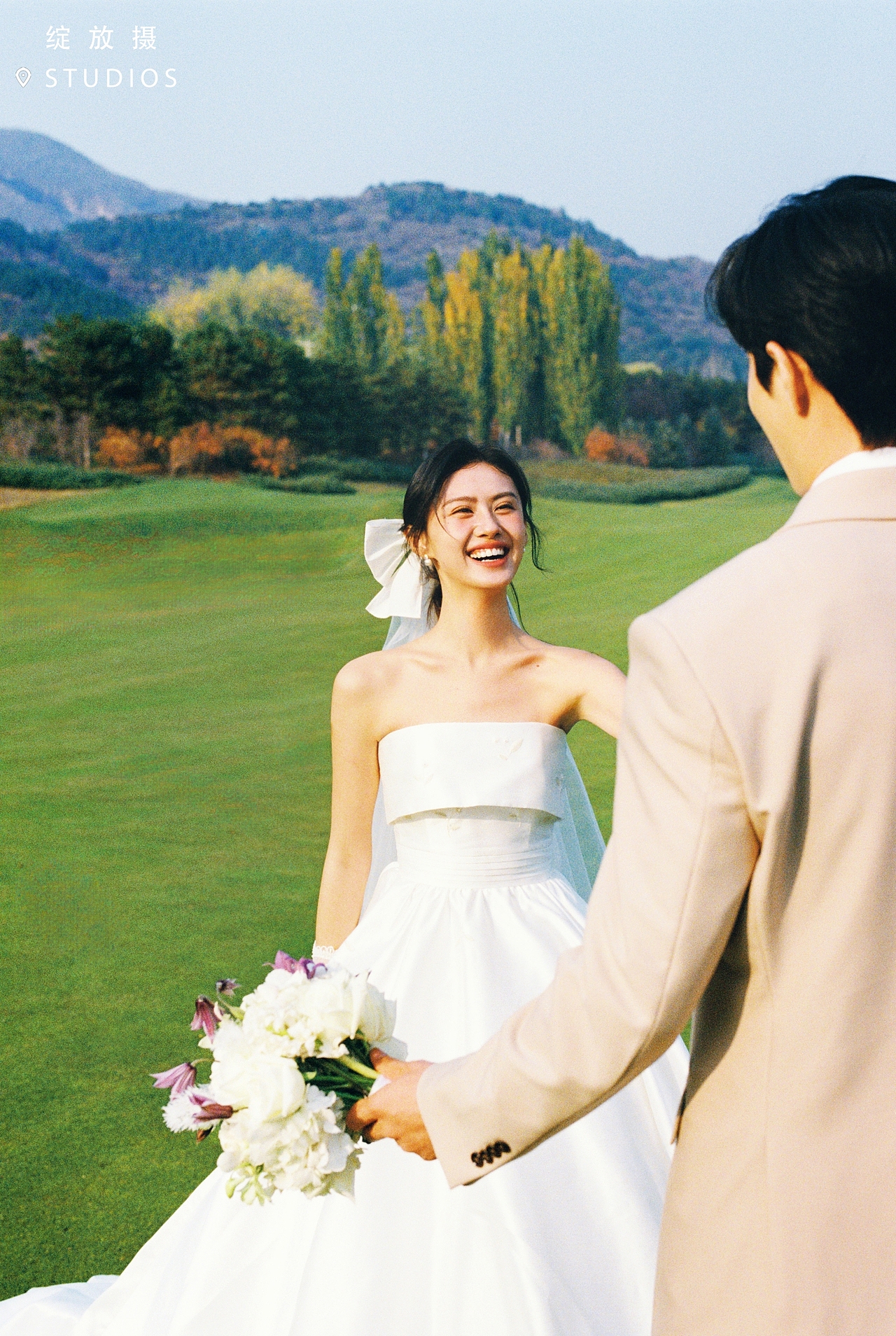 超心动的胶片风草坪婚纱照🍃怎么拍都好看～（图ZMzg1Njk2MzMy） - 婚礼摄影 - 站酷设计师绽放摄胶片摄影原创素材 - 站酷ZCOOL