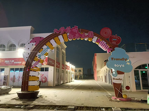 节日氛围感拉满！这家商场的商业美陈绝了