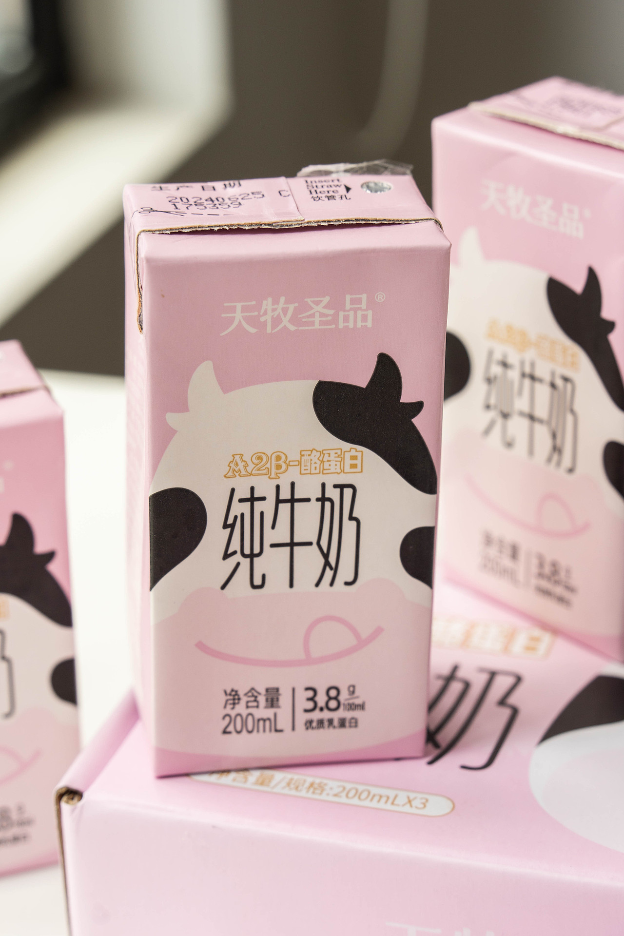 牛奶产品的生活感实拍图（1）（图ZMzg1NzI5NDk2） - 产品摄影 - 站酷设计师阿C不吃香菜原创素材 - 站酷ZCOOL