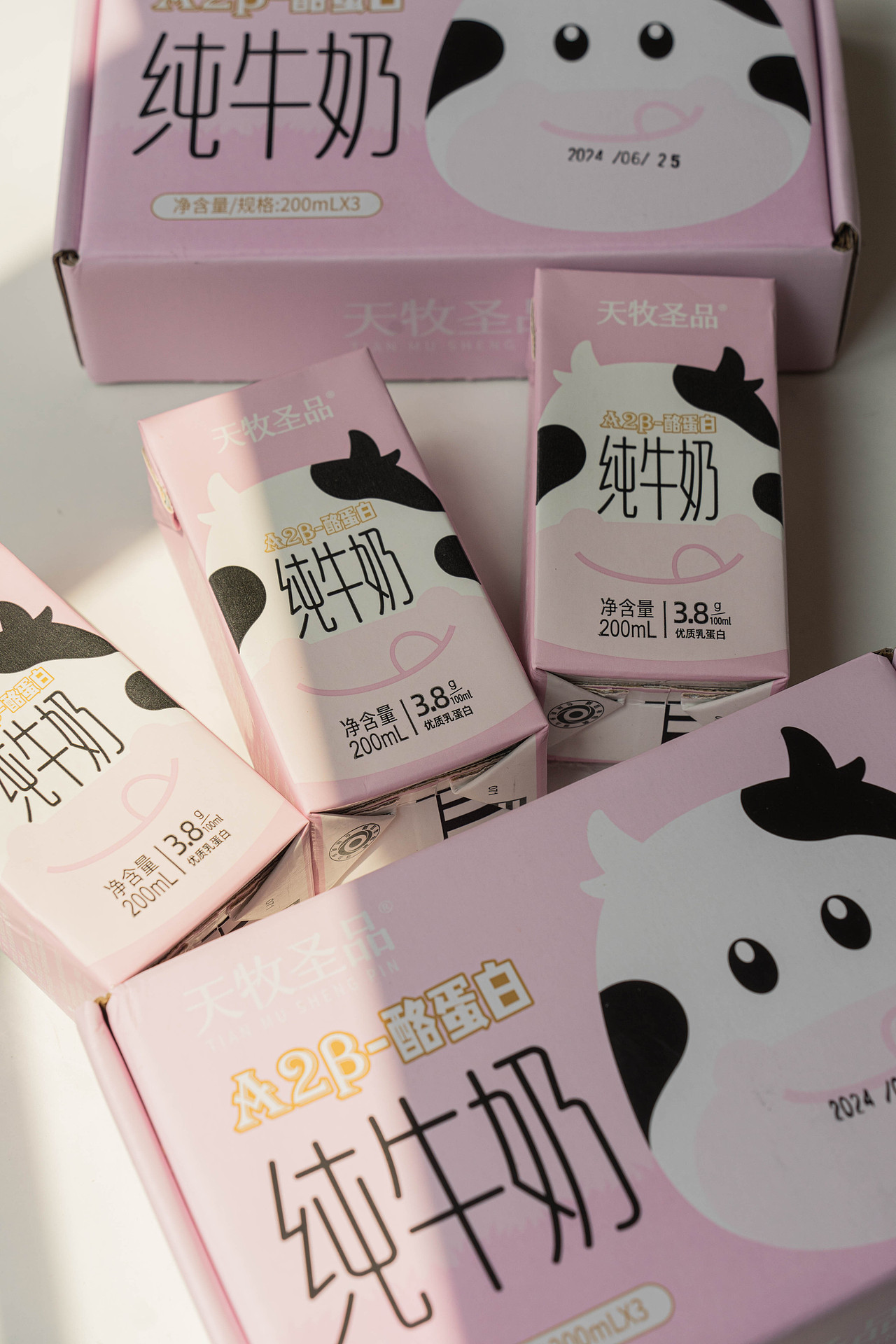 牛奶产品的生活感实拍图（1）（图ZMzg1NzI5NTAw） - 产品摄影 - 站酷设计师阿C不吃香菜原创素材 - 站酷ZCOOL