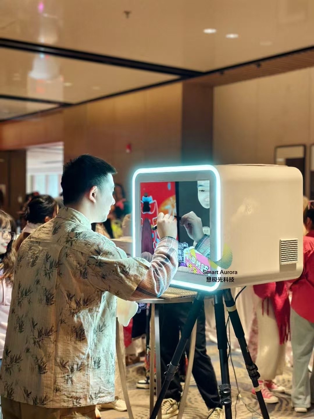 年会上的签到方式镜面签到+照片打印+AR技术动态照片