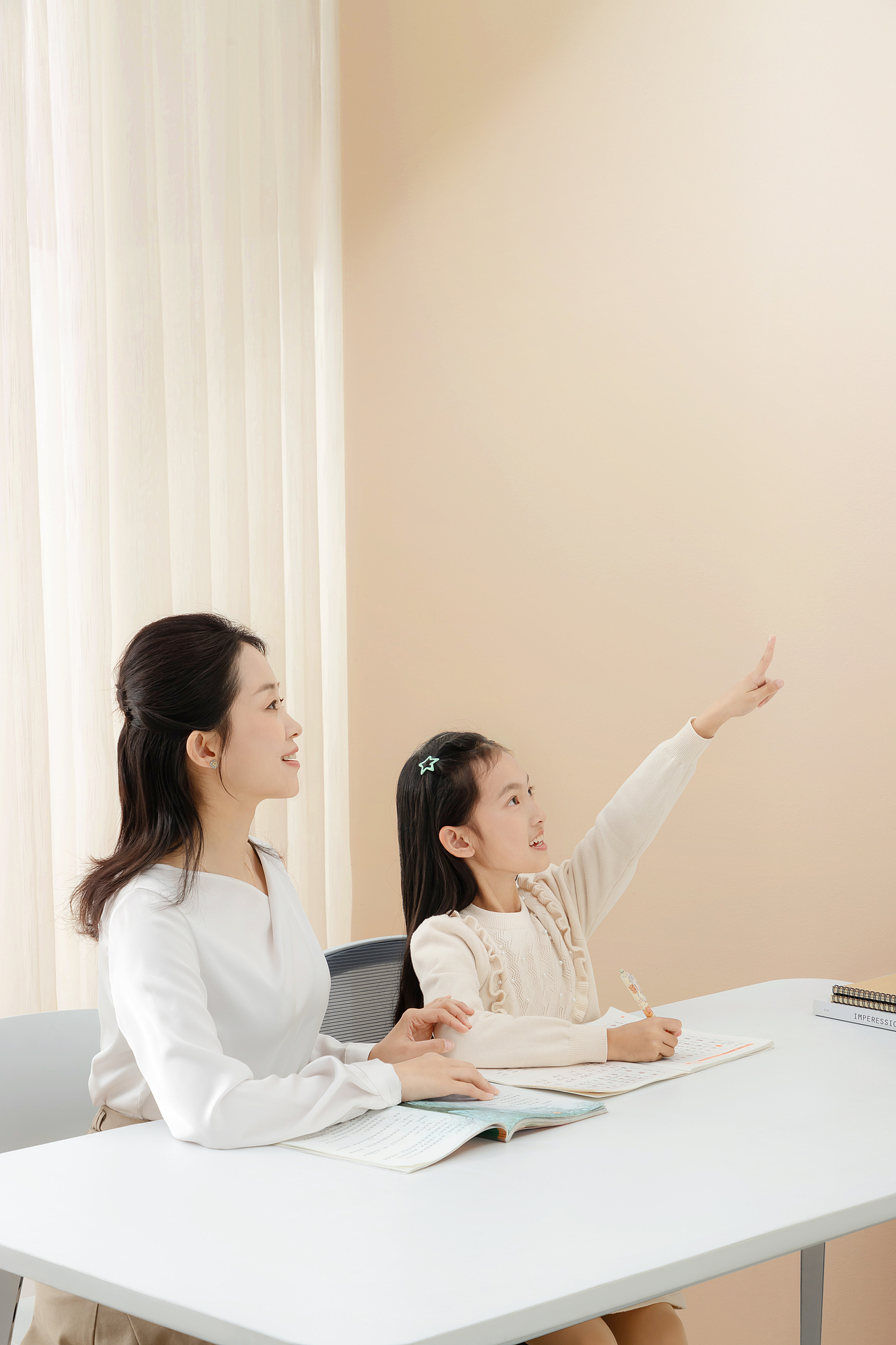 作业护眼灯台灯主图模特拍摄