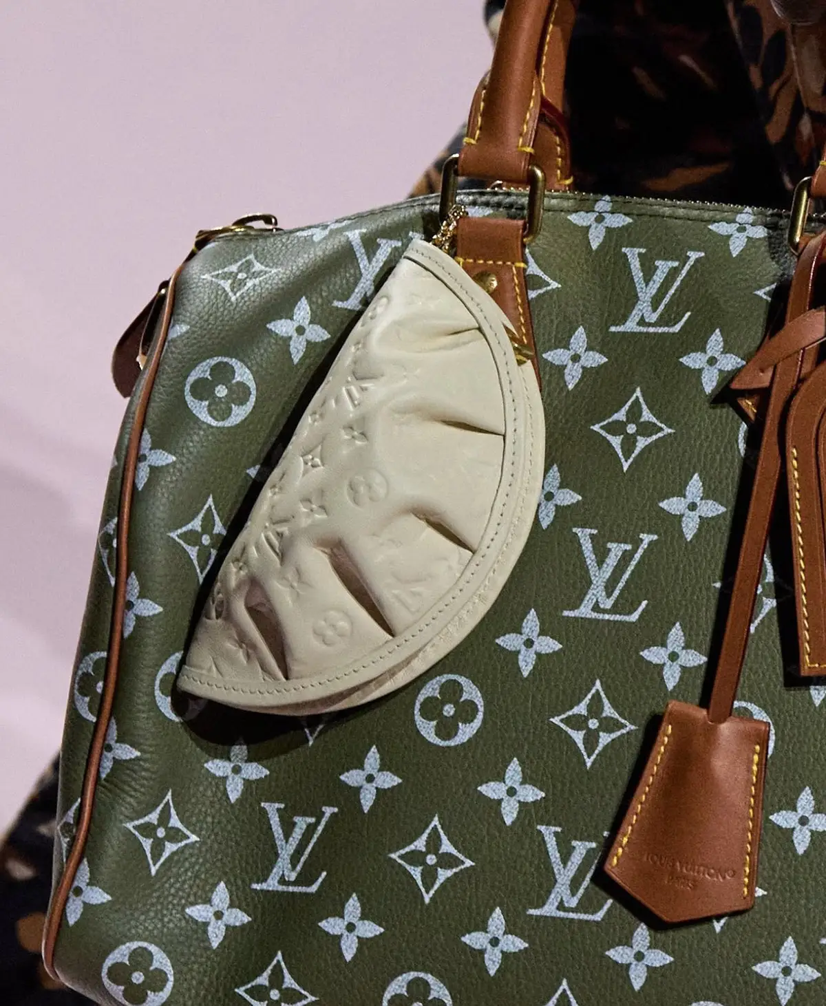 LV 推出龙虾套餐/iPhone 16e 新机型上市/台湾全家便利店帮流浪猫找家（图ZMTUwMzIxNzY=） - 资讯 - 站酷设计师站酷资讯原创素材 - 站酷ZCOOL