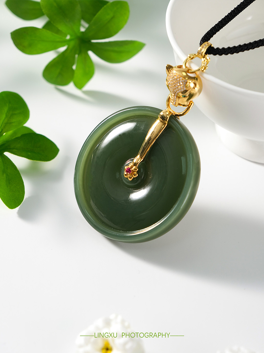 简约白色场景和田碧玉吊坠拍摄（图ZMzg2MDAyMzQ4） - 产品摄影 - 站酷设计师凌虚摄影原创素材 - 站酷ZCOOL