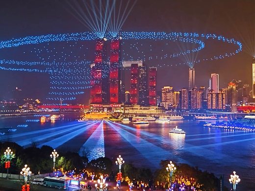 《灯光展绮景：点亮城市的浪漫夜色》