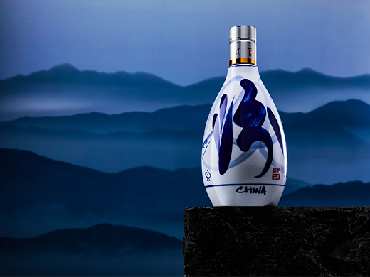 光影流转间尽显国风雅韵/瓷瓶白酒产品摄影全流程解析