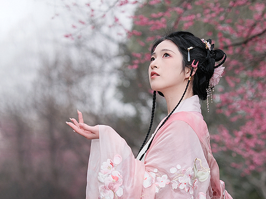 春风若有怜花意