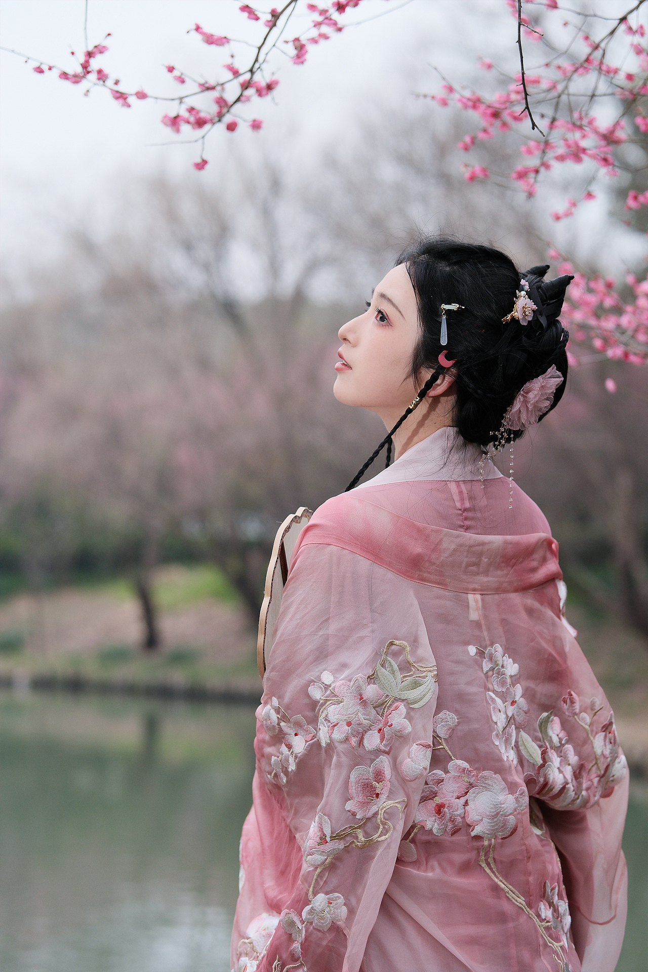 春风若有怜花意