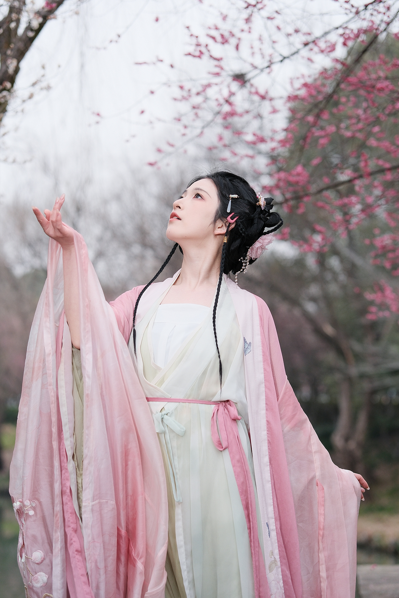 春风若有怜花意