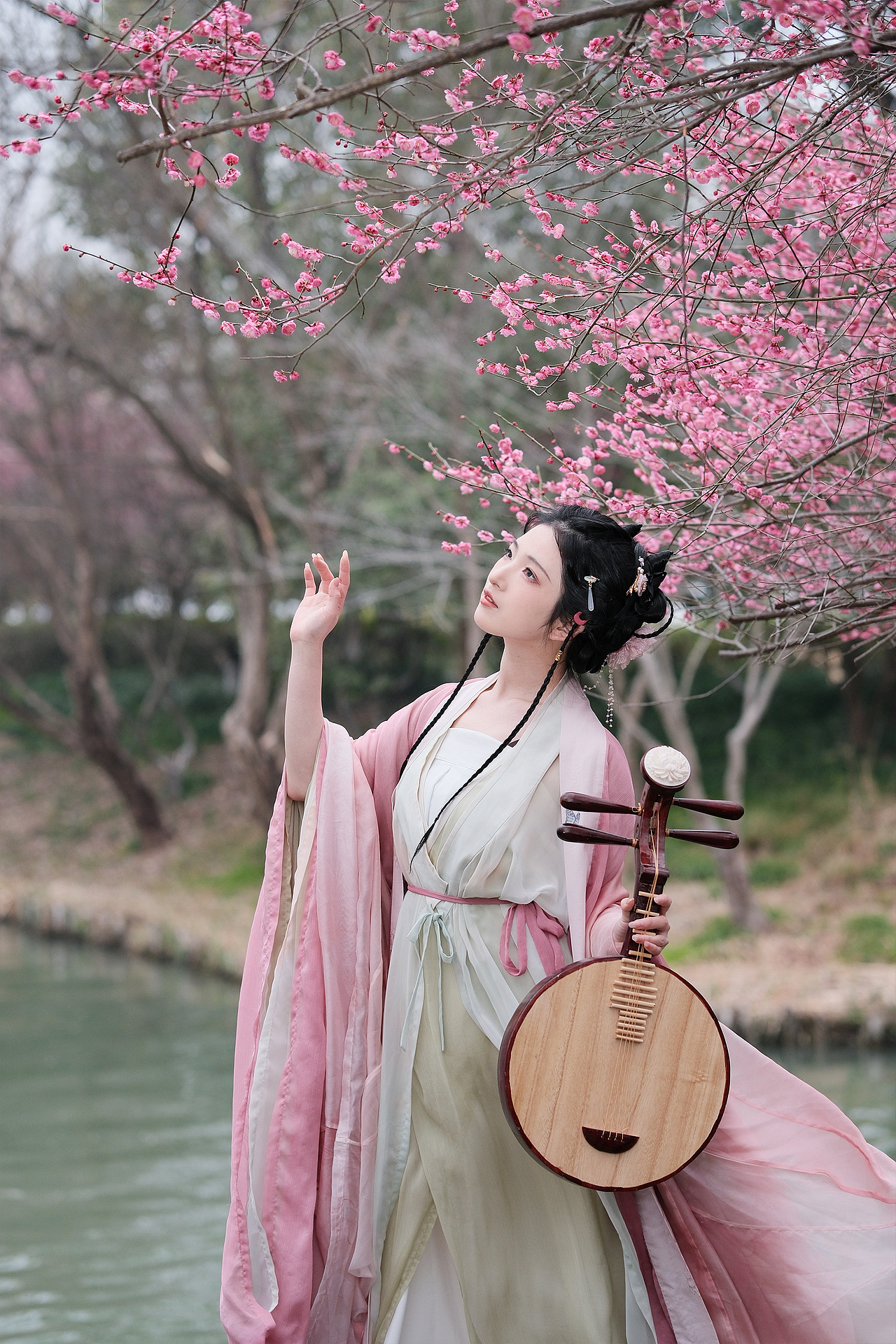 春风若有怜花意