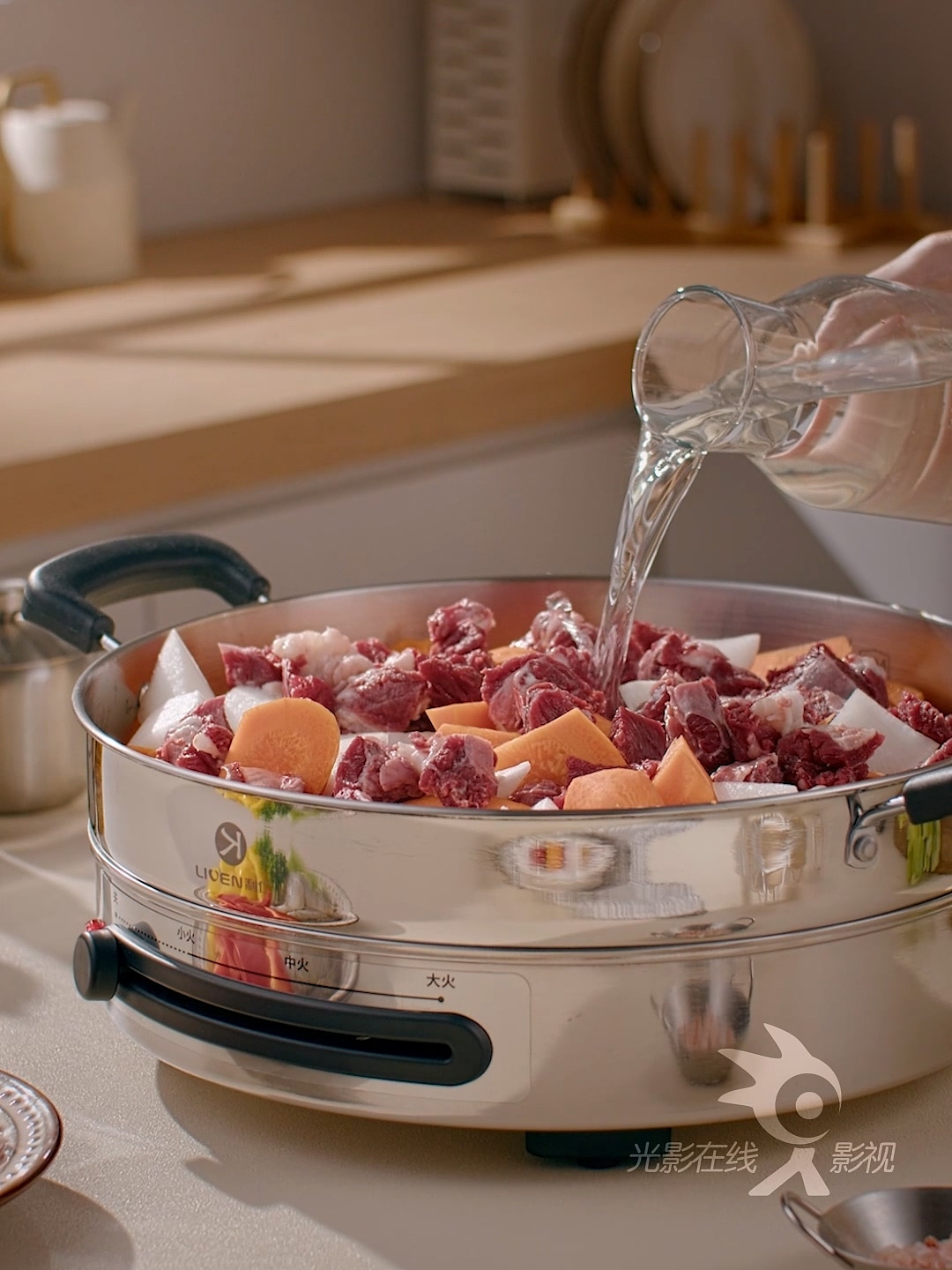 利仁多功能不锈钢电热锅|电煮锅|电火锅|电锅产品视频（图ZMzg2MjA3MTA0） - 产品摄影 - 站酷设计师光影在线影视原创素材 - 站酷ZCOOL